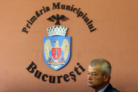 Oprescu, înfrânt de "structurili" primăriei, după şase luni