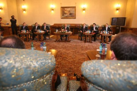 Război mediatic înainte de negocierile pentru guvern