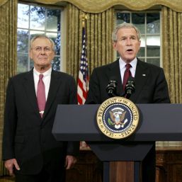 Rumsfeld, vinovat de rele tratamente aplicate deţinuţilor