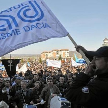 Angajaţii de la Dacia se pregătesc de protest