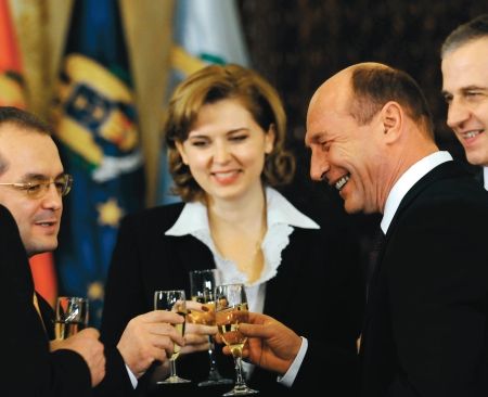 Băsescu, mai prietenos cu guvernul PDL-PSD decât cu Alianţa D.A.