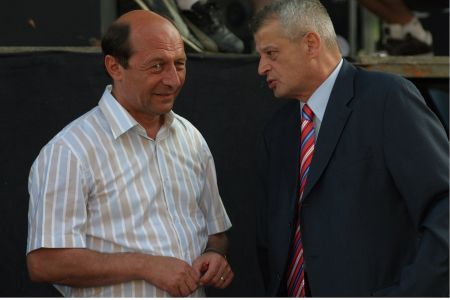 Bucureştenii îl preferă pe Băsescu lui Oprescu la prezidenţiale