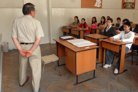 Dascăli şi medici între pensie şi salariu
