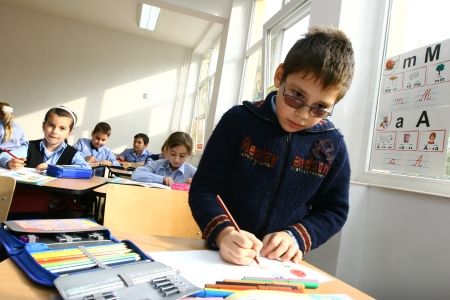 Elevii se întorc la şcoală, profesorii la negocieri