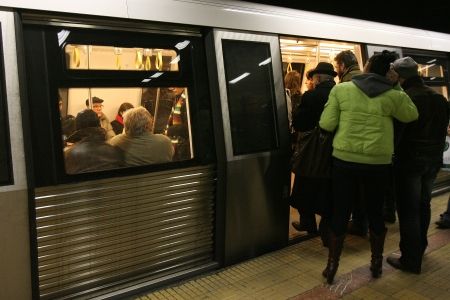 Ferestrele rabatabile aerisesc metroul Capitalei