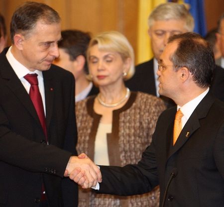 Guvernul scoate din joben şase prefecţi noi