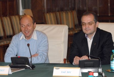 Preşedintele Băsescu îl salvează pe Boc cu mâna Curţii Constituţionale
