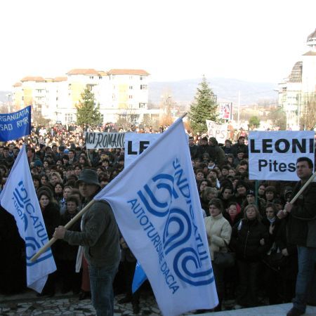 Salariaţii Dacia au scandat împotriva lui Băsescu