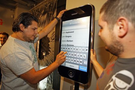 "Telefoanele-vedetă" se vând scump în România