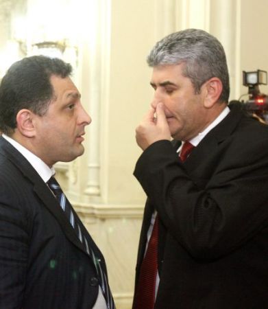 Vanghelie marchează teritoriul lui Oprea