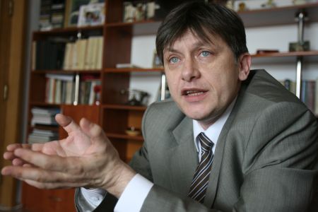 Antonescu le face curte liberalilor din țară