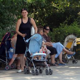 BONĂ: Pe mâna cui îţi laşi copilul?