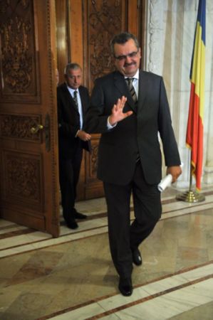 Geoană: „Cine e Mitrea?“