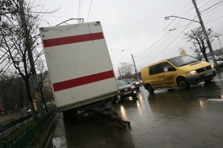Maşinile care nu se mişcă timp de şapte zile se confiscă