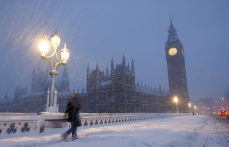 Parisul şi Londra, paralizate de nămeţi