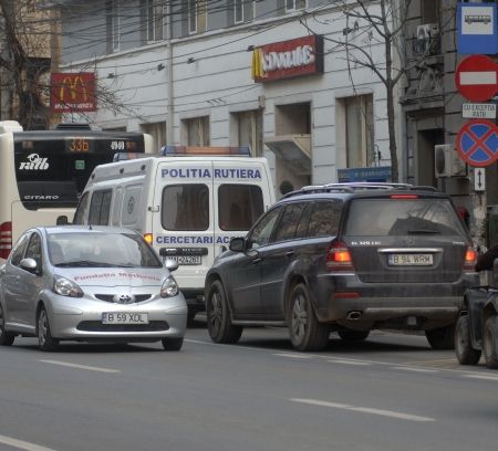 Poliţia şi primăria circulă pe „Interzis“