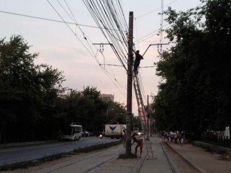 Primăria taie cablurile de pe stâlpi