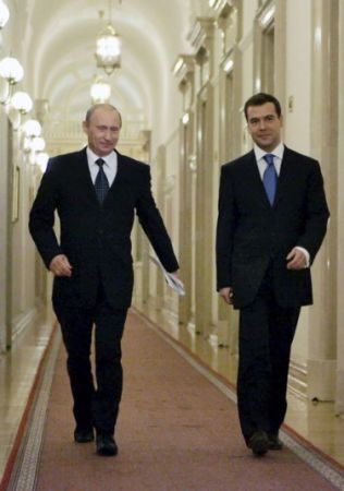 Putin și Medvedev pierd din popularitate