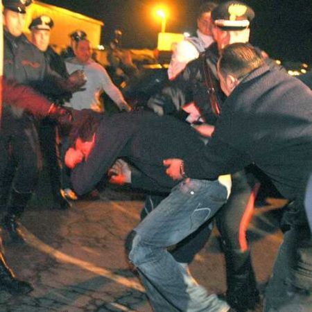Românul ucigaş, salvat de poliţie