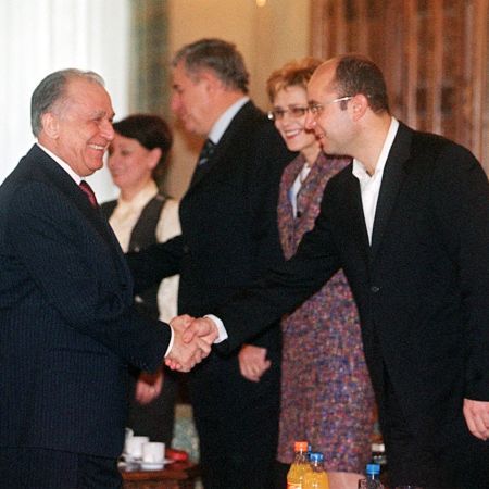 Arbitrul Geoană îl fură pe Iliescu în meciul cu Guşă