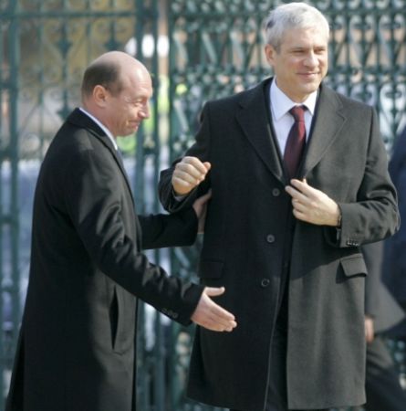 Băsescu, driblat de Tadic