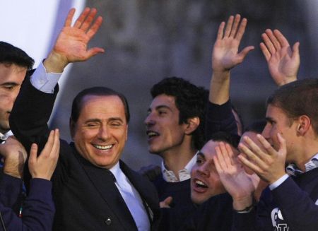 Berlusconi strânge dreapta italiană sub conducerea sa