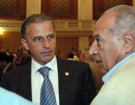 Geoană îşi prelungeşte abonamentul la Antene