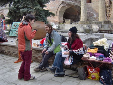 Mâinile care produc unicate pe bandă rulantă