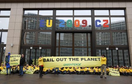 Militanţii eco i-au blocat pe miniştrii de finanţe europeni