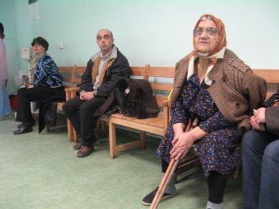 O bătrână cardiacă a fost plimbată între spitale cu taxiul