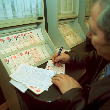 Premiul de 3,6 milioane de euro la tragerea Loto 6/49, reportat