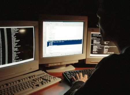Procesul hackerilor vâlceni, amânat de o greşeală de redactare