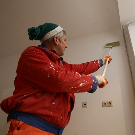 Renovarea locuinţelor se face „la negru”