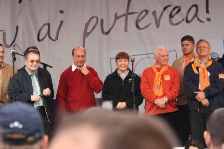 Stolojan şi Macovei trag eurolista baronilor PDL