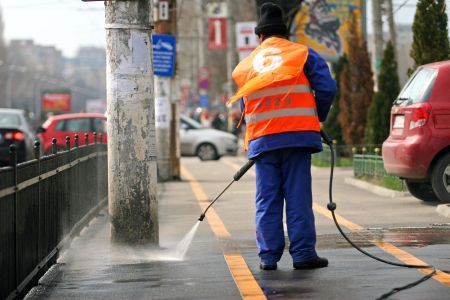 Trotuare şamponate în Capitală