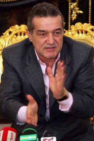 Apropiaţii şi "îndepărtaţii" lui Gigi Becali (3)