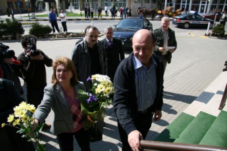 Băsescu a ciocnit ouă roşii cu localnicii din Gura Humorului