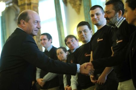 Băsescu trimite ONG-urile la televizor