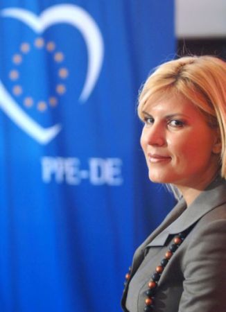 Bicicleta, ia şi traista, accesoriile şi vestimentaţia Elenei Udrea
