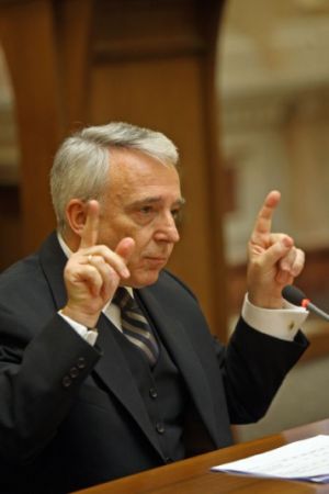 BNR dă mai puţine împrumuturi