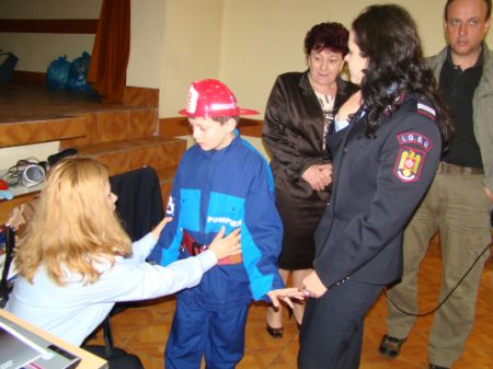 Copil erou, premiat de pompierii arădeni