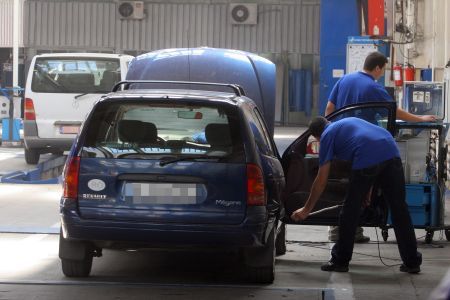 Dealerii auto îşi apără ilegal serviceurile