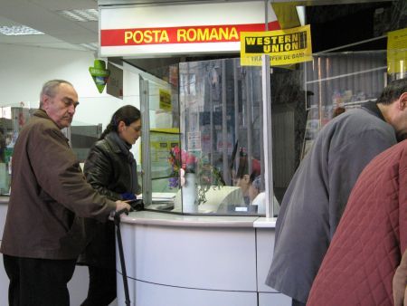 Director de agenţie de asigurări şi poştaş, trimişi în judecată