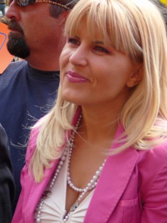Elena Udrea îşi etalează bijuteriile