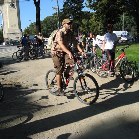 Oprescu îi încaieră pe biciclişti cu şoferii