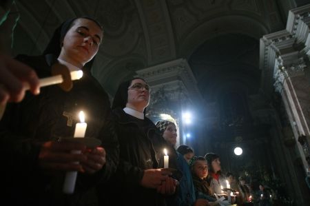 PAŞTELE ROMANO-CATOLIC: Au luat lumina care risipeşte întunericul inimii