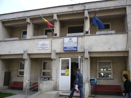 Poliţiştii de la Rutieră,  schimbaţi pe bandă rulantă