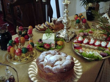 Şerveţele cu motive pascale, coşuri din nuiele şi feţe de masă cusute manual