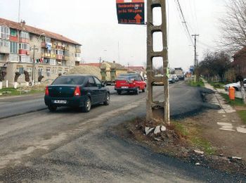 Stâlpi asfaltaţi în carosabil