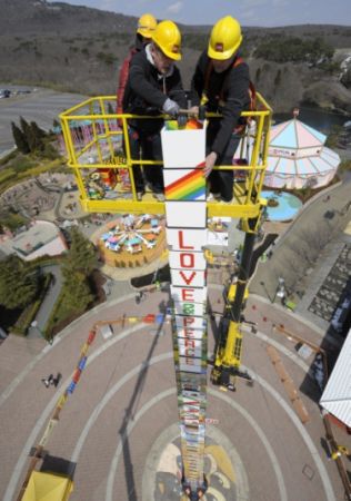 Turn Lego cât un bloc cu 10 etaje
